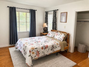 3 chambres, bureau, fer et planche à repasser, lit de bébé portatif