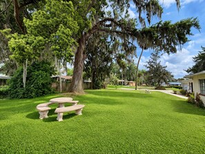 Outdoor dining - Venetian Gardens Home in Peaceful Neighborhood (Leesburg)