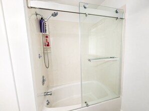 Dusche, Haartrockner, Handtücher, Seife