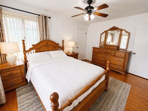 3 chambres, bureau, fer et planche à repasser, lit de bébé portatif