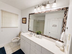 Shower, hair dryer, towels, soap - Venetian Gardens Home in Peaceful Neighborhood (Leesburg)