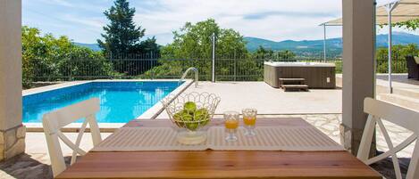 تناول الطعام بالخارج