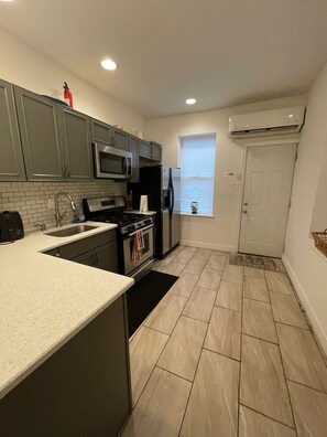 Departamento básico | Cocina privada | Refrigerador, microondas, horno y parrilla de estufa 