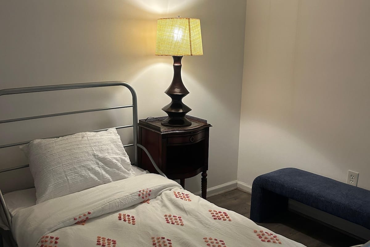 Departamento básico | 2 habitaciones, decoración personalizada y muebles diferentes