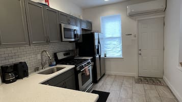 Basic Apartment | Private kitchen | Fridge, microwave, oven, stovetop