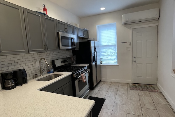 Eenvoudig appartement | Privékeuken | Een koelkast, een microgolfoven, een oven, een kookplaat