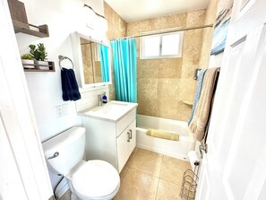 Haartrockner, Handtücher, Seife, Shampoo