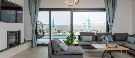 Fernseher, Tischfußball, Tischtennisplatte