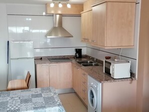 Jääkaappi, mikroaaltouuni, kahvin-/teenkeitin, leivänpaahdin