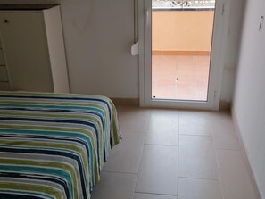 2 chambres, fer et planche à repasser, accès Internet, draps fournis