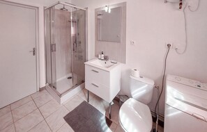 Douche, sĂšche-cheveux