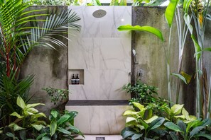 Bañera y ducha independientes, cabezal de ducha tipo lluvia