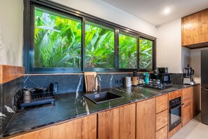 Refrigerador con freezer, microondas, horno, placa de cocina