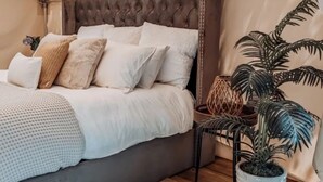 1 bedroom, WiFi, bed sheets - Cozy Retreat, 3 mins from the BC Ferries (Delta)