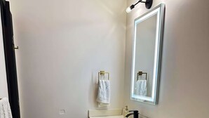 Hair dryer, towels, soap, shampoo - Just minutes from downtown Johnson City, ETSU, JCMC, and Milligan College (Johnson City)