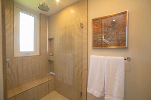 Shower, hair dryer, towels - Miramar 2D 3 bdr Ocean View in Los Suenos (Herradura Bay)