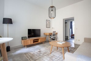 TV, stereo - Beautiful Friedrichshain 1BR, by Blueground (Berlin)