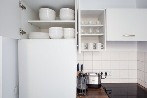 Kjøleskap, mikrobølgeovn, ovn og kjøkkenutstyr