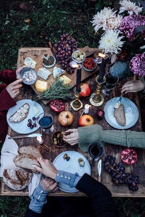 Outdoor dining - 5 mins from the BC Ferries (Delta)