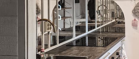 Réfrigérateur, four, plaque de cuisson, cafetière/bouilloire