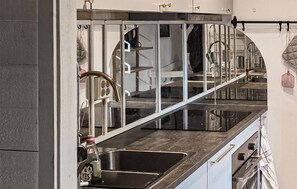 Kylskåp, ugn, spishäll och kaffe- och tebryggare