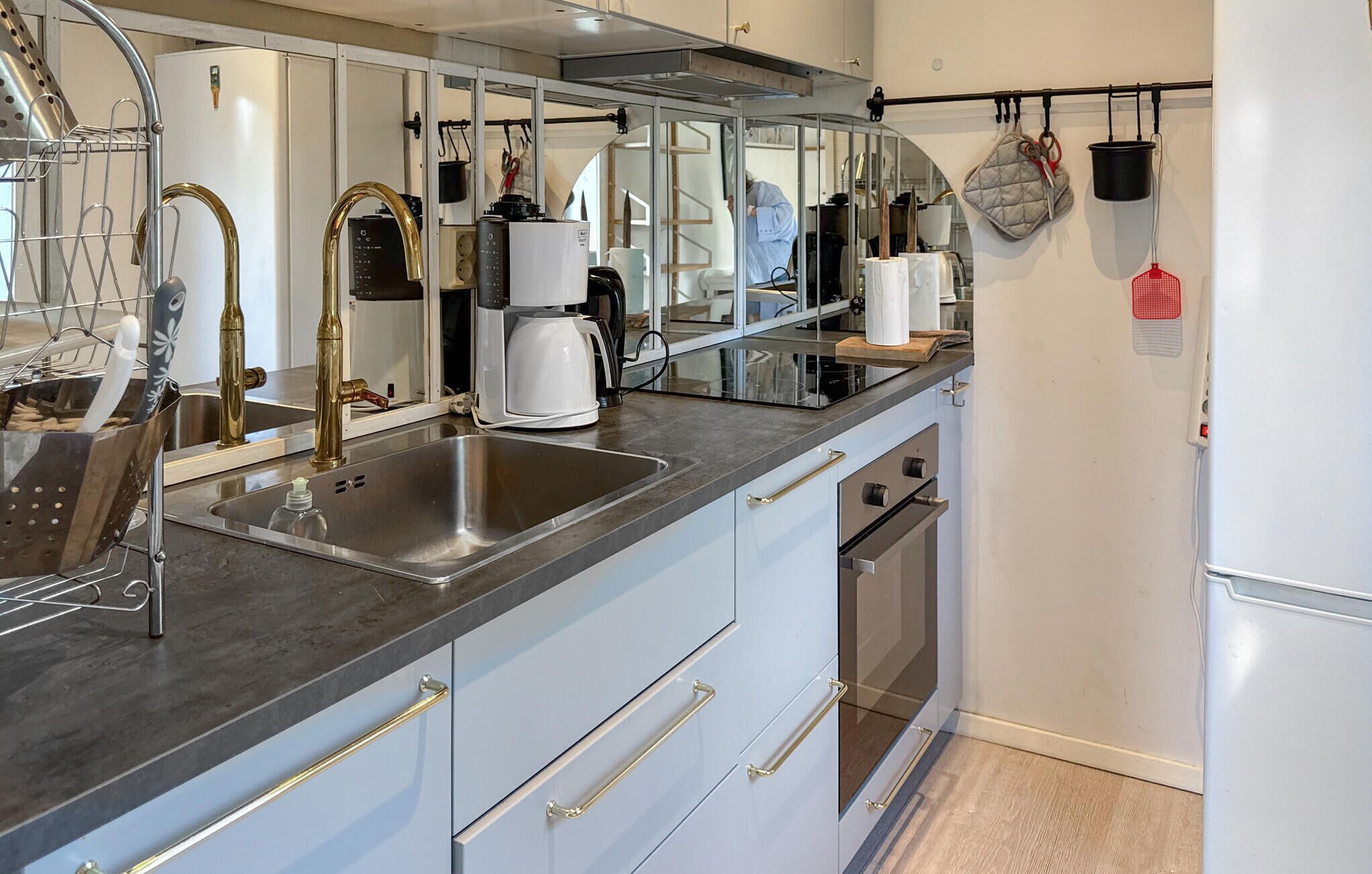 Fridge, oven, stovetop, coffee/tea maker