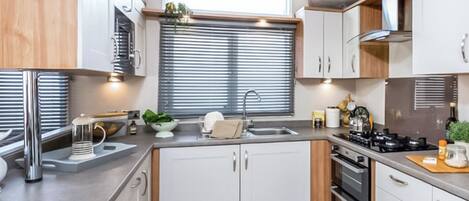 Een koelkast, een oven, een kookplaat, een broodrooster