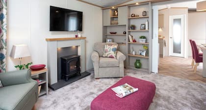 Autograph Junior Lodge 2 Bed with Hot Tub