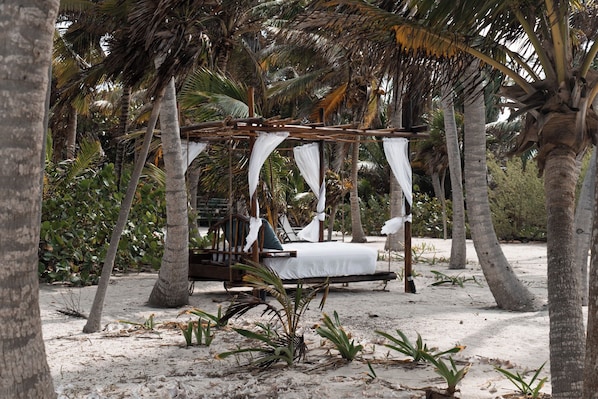 Playa privada, playa de arena blanca, camastros y sombrillas 