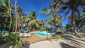 Kolam renang terbuka, kerusi lepak pantai