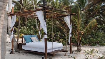 Plage privée, sable blanc, chaises longues, parasols