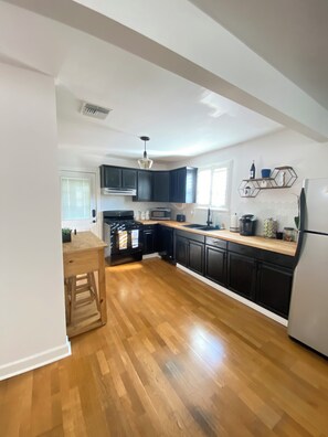 Private kitchen - Cottage home 20 mins from NOLA French Quarter
 (Chalmette)