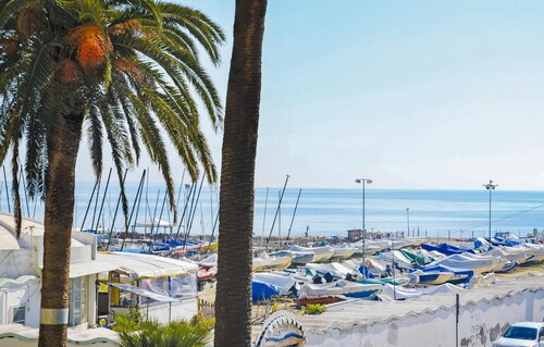 Stunning home in Anzio with kitchen