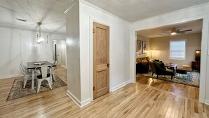 Un amplio espacio de sala con mesa, sillas y un sofá.