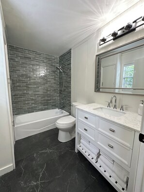 Shower, hair dryer, towels, soap - The Velvet Crush Cottage located in the heart of Monroe (Monroe)