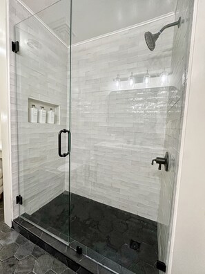 Douche, sèche-cheveux, serviettes fournies, savon