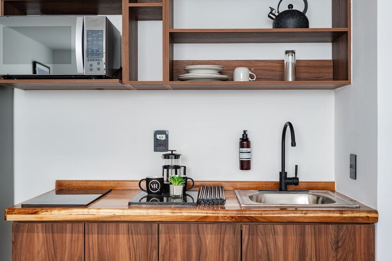 Réfrigérateur, micro-ondes, plaque de cuisson, cafetière/bouilloire