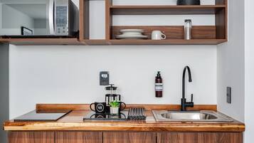 Réfrigérateur, micro-ondes, plaque de cuisson, cafetiÚre/bouilloire