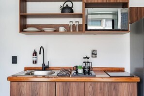 Kühlschrank, Mikrowelle, Herdplatte, Wasserkocher mit Kaffee-/Teezubehör