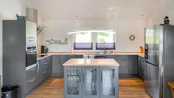 Fridge, oven, stovetop, dishwasher