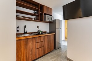 Refrigerador, microondas, parrilla de estufa y cafetera y tetera