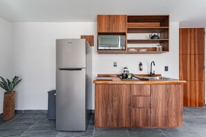 Refrigerador, microondas, parrilla de estufa y cafetera y tetera