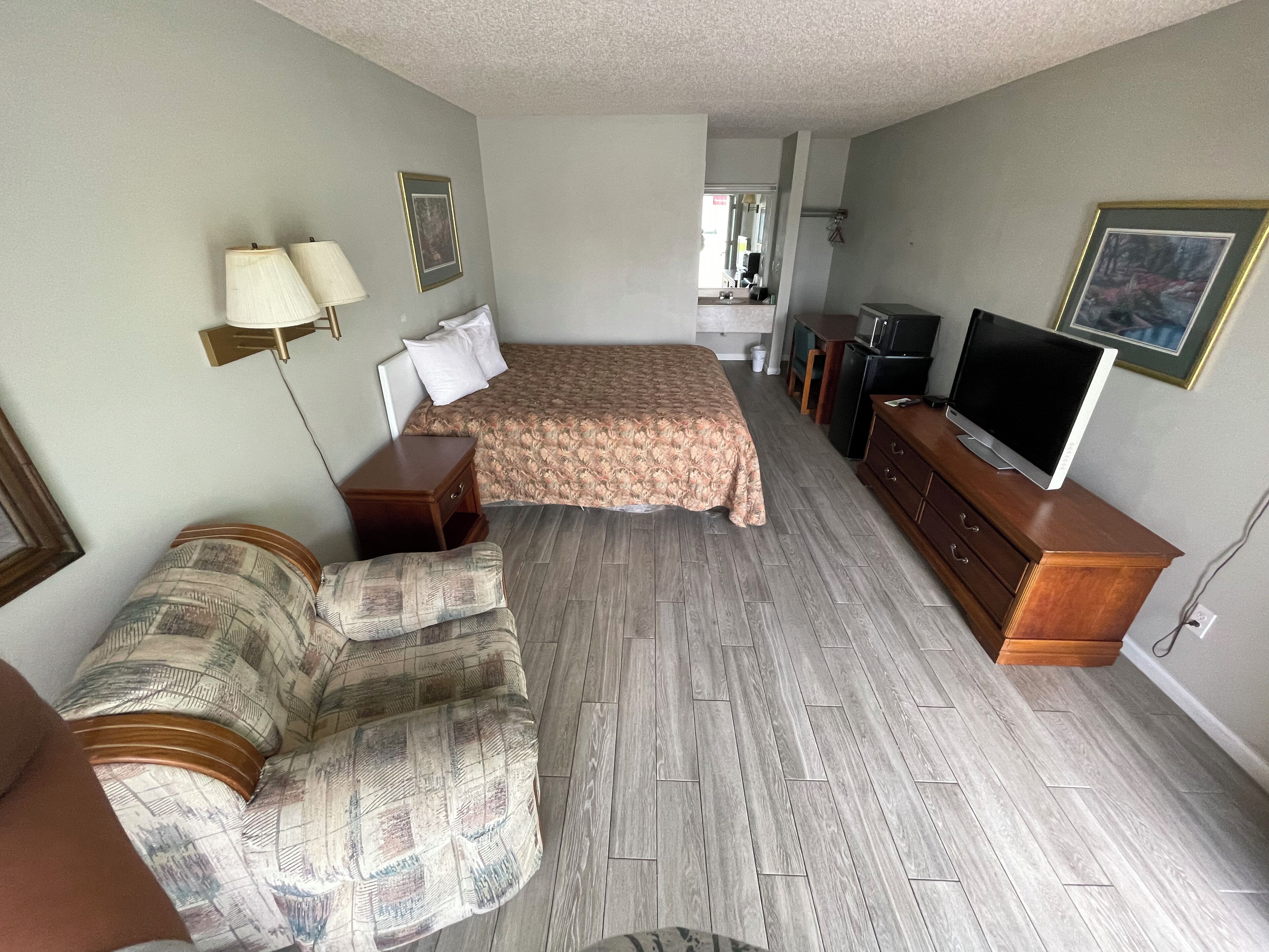 Standard Single Room, 1 King Bed, Non Smoking | Free WiFi, bed sheets