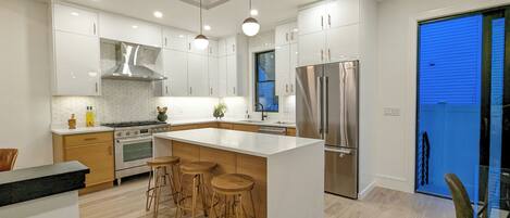 Køleskab, mikrobølgeovn, ovn, kogeplade