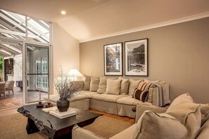 Smart TV, fireplace, ping pong, books - Yallingup Homestead - Lakeside Rural Retreat (Yallingup Siding)