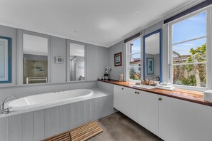 Bathtub, jetted tub - Munns Tower House- In the Heart of Merimbula (Merimbula)