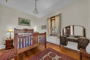 4 bedrooms, iron/ironing board, internet, bed sheets - Munns Tower House- In the Heart of Merimbula (Merimbula)