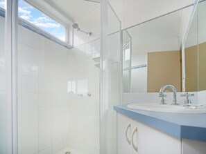Shower - Pacific Heights - 2 Bedroom Executive (Merimbula)
