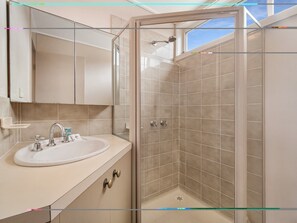 Shower - Pacific Heights - Standard Apartment (Merimbula)