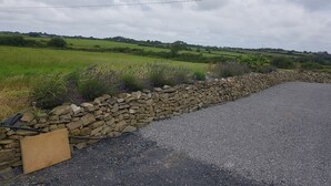 A rural landscape with a stone wall, gravel path, and fields. - Sleeps5-200yrFarmhouse-FreeParking-Garden (Tralee)